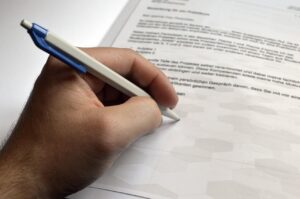 仕事辞めたいけど転職先が決まってない、どうすればいい？
